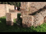 02328 ostia - regio v - insula xi - edificio (v,xi,3) - laden 2 von westen - treppe - bli ri sueden - 01-2024.jpg